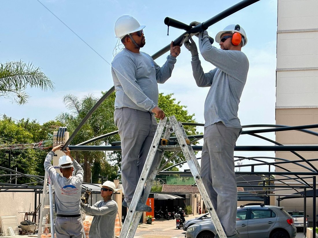 Equipe FBM Dourado montando estrutura metálica em condomínio