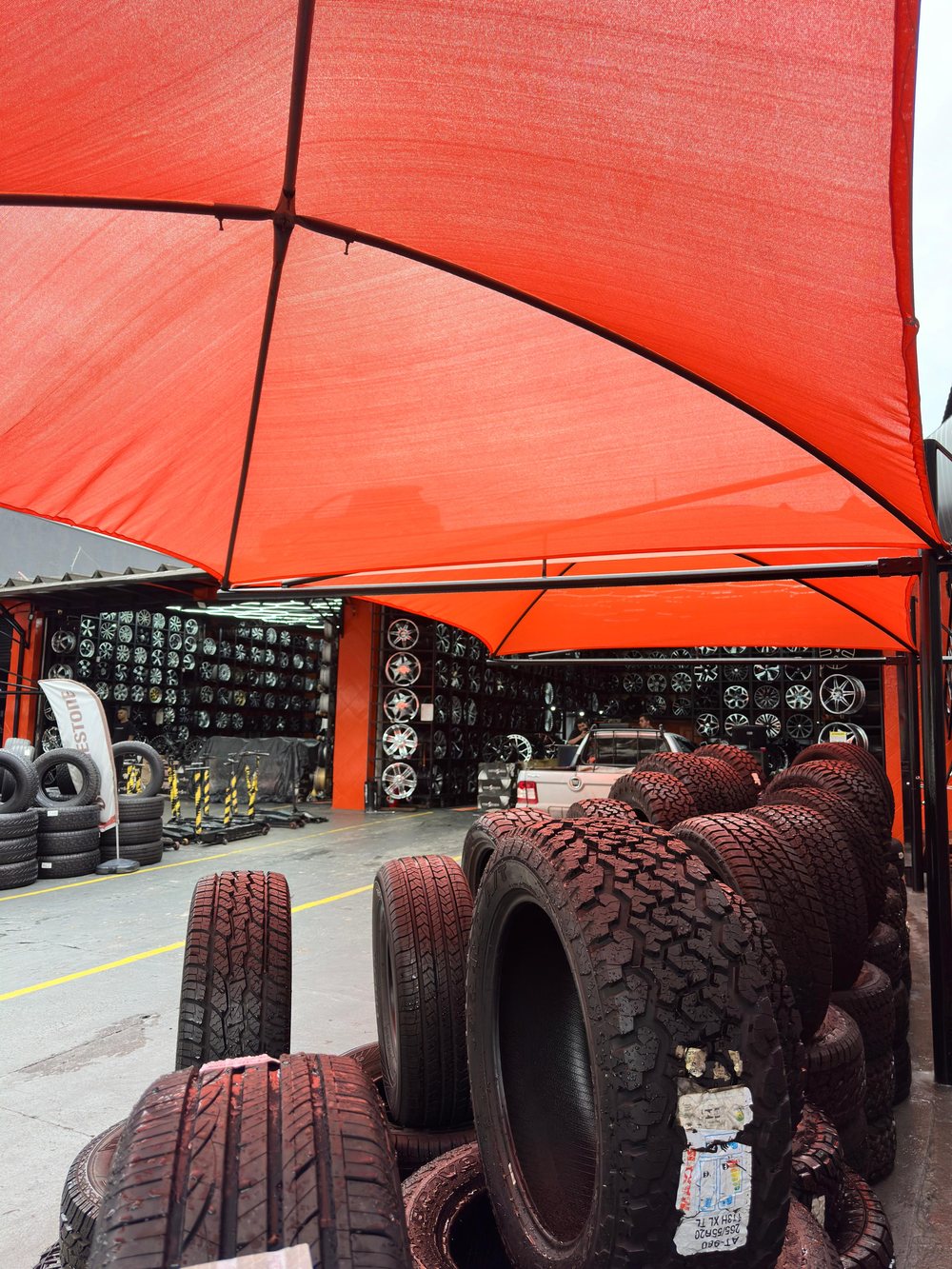 Cobertura tela HDPE laranja em comércio — FBM Dourado